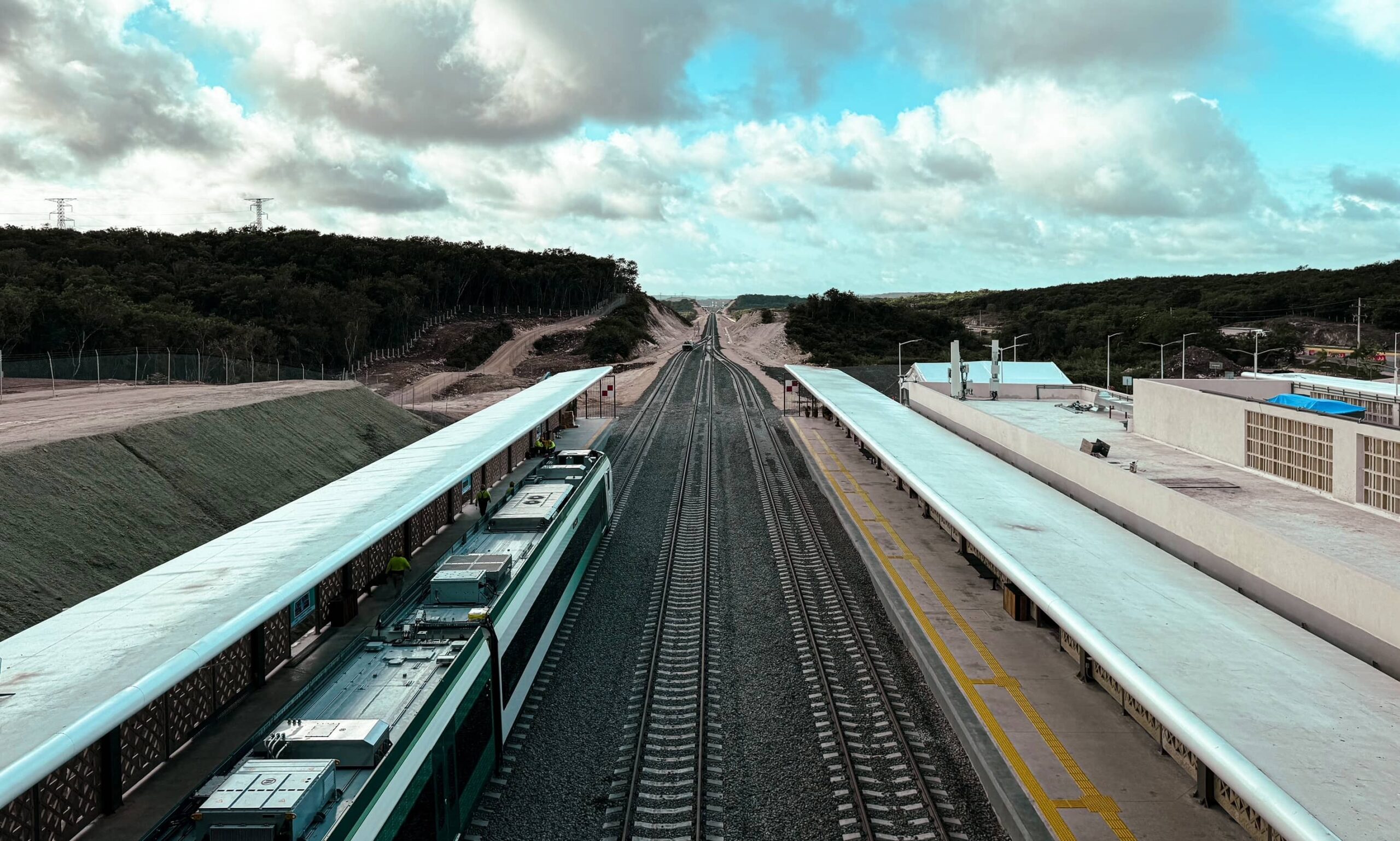 Rieles del tren maya en la estación de San Francisco Campeche