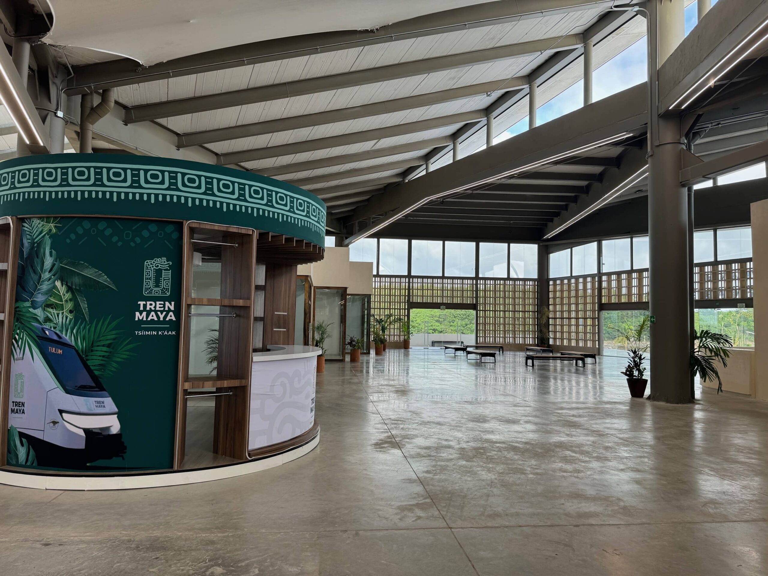 Interior y caseta de información en la estación de Tren Maya Campeche