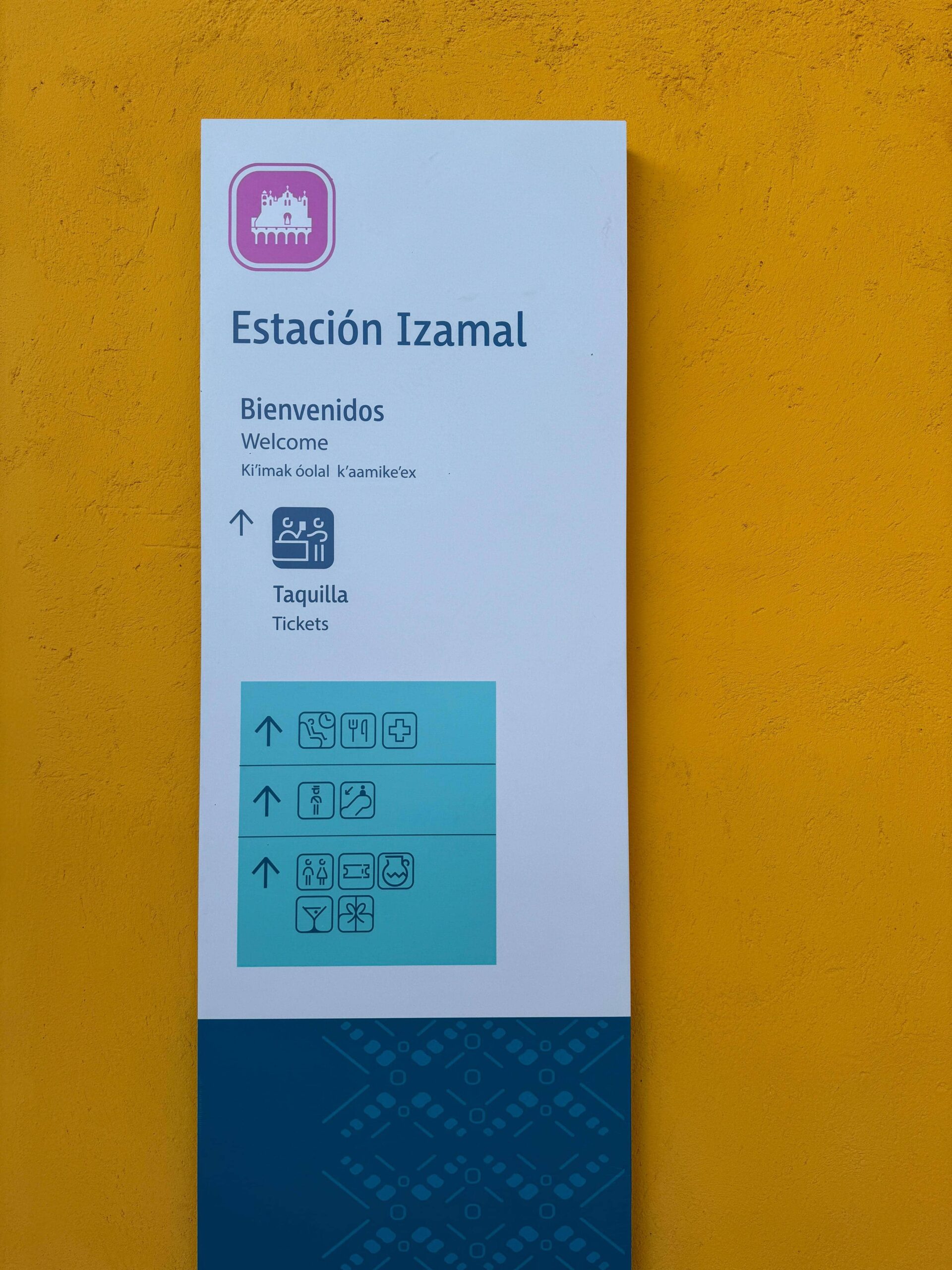Letrero en estación de Tren Maya de Izamal