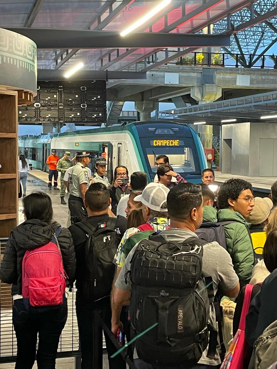 Personas en espera de abordar el Tren Maya en la estación de Cancún