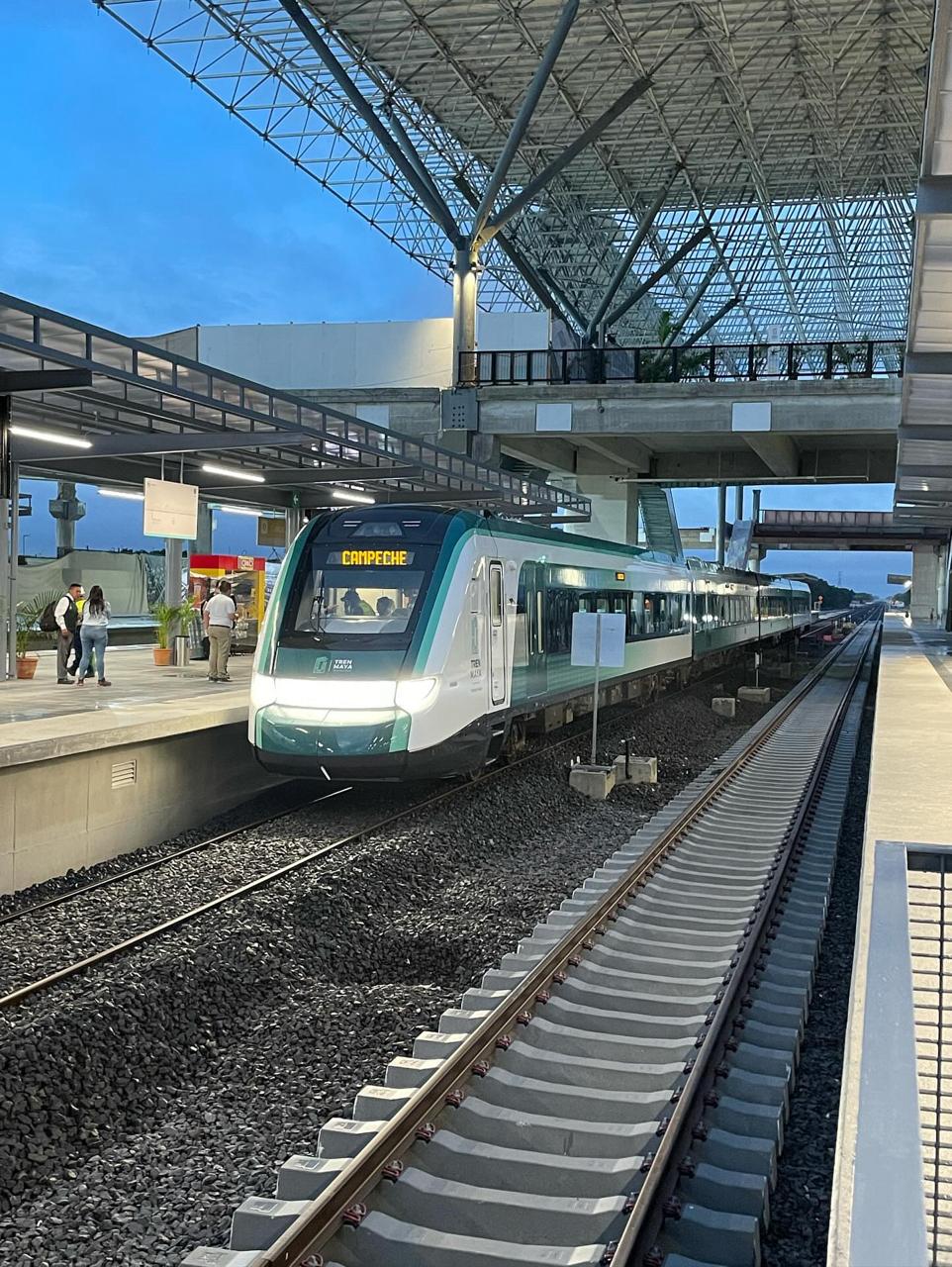Tren Maya esperando en la estación de Cancún