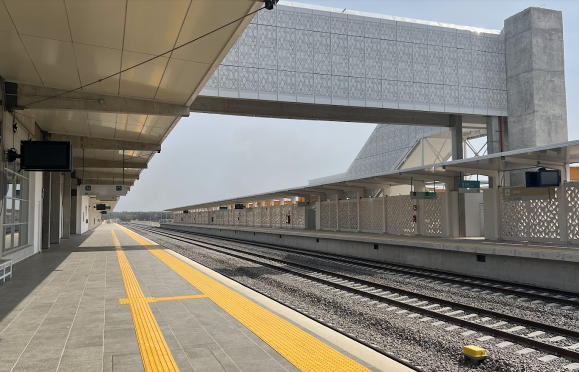 Andenes de la estación de Tren Maya de Edzná