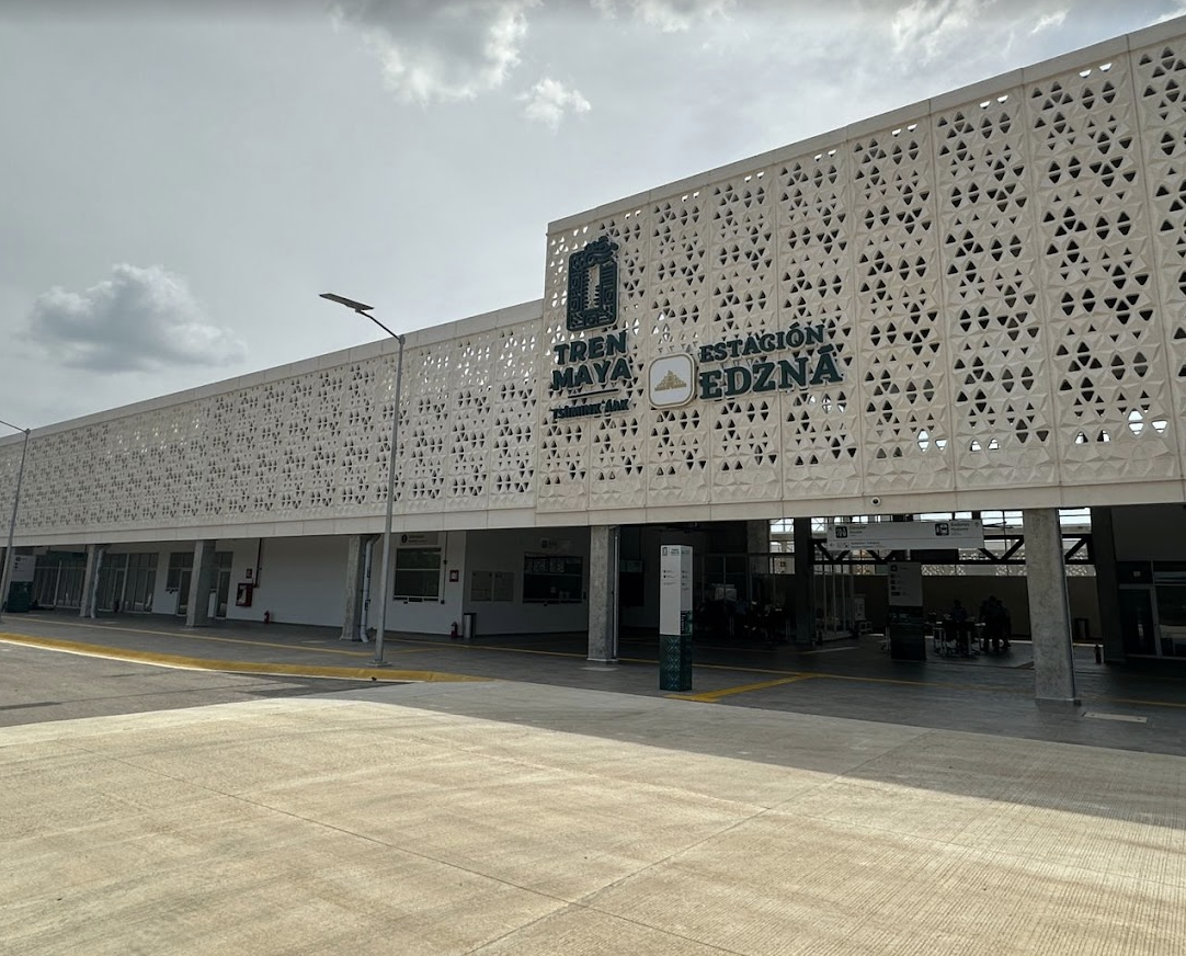Fachada de estación Tren Maya Edzná en un día nublado