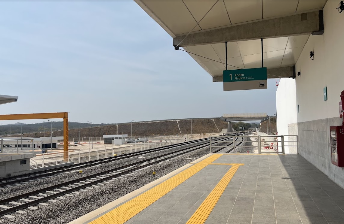 Andenes de la estación de Tren Maya de Edzná